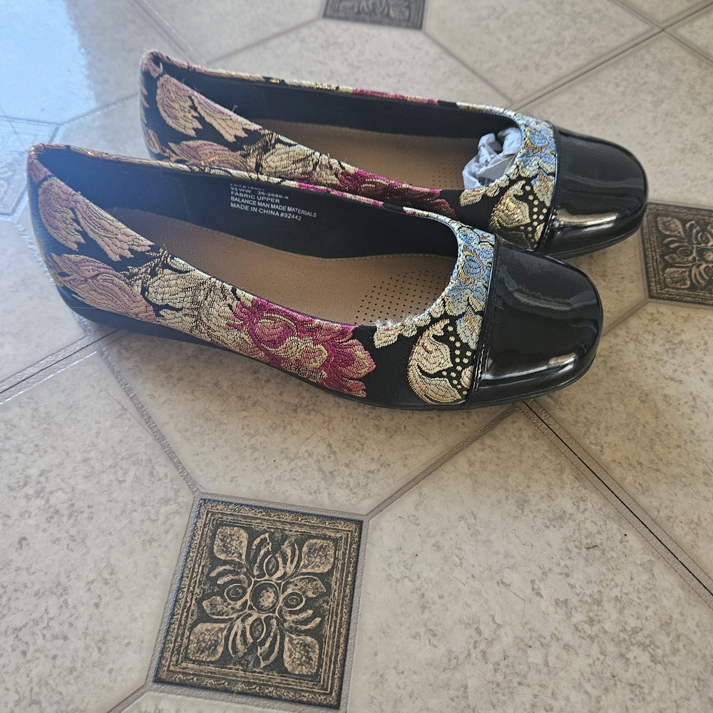 Floral Embroidered Black Flats